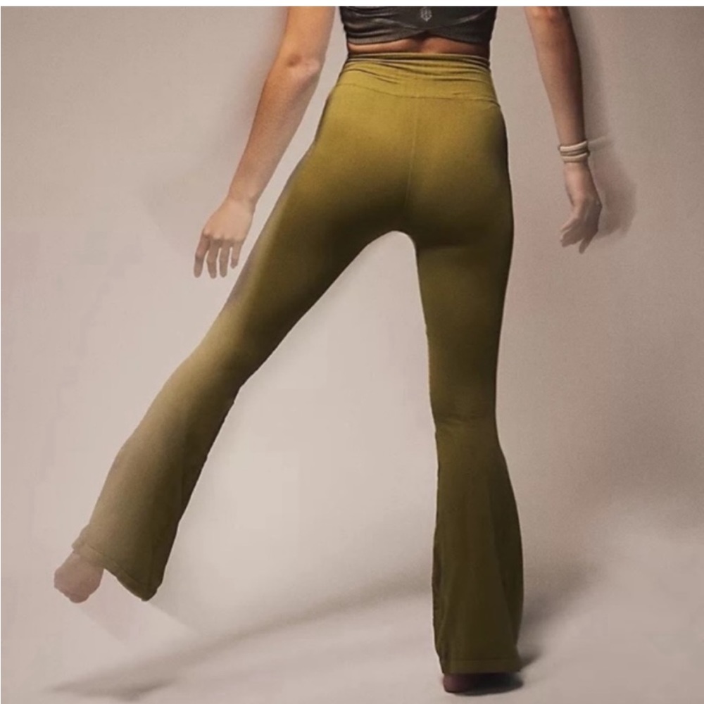 NEW Free People Movement Good Karma
Flare Leggings in Dusted Military size XS/S
